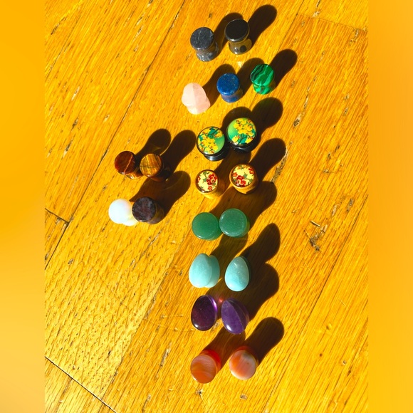 7 pairs 00 flailed tunnels plugs plus 7 single tunnels gemstone - Picture 1 of 11